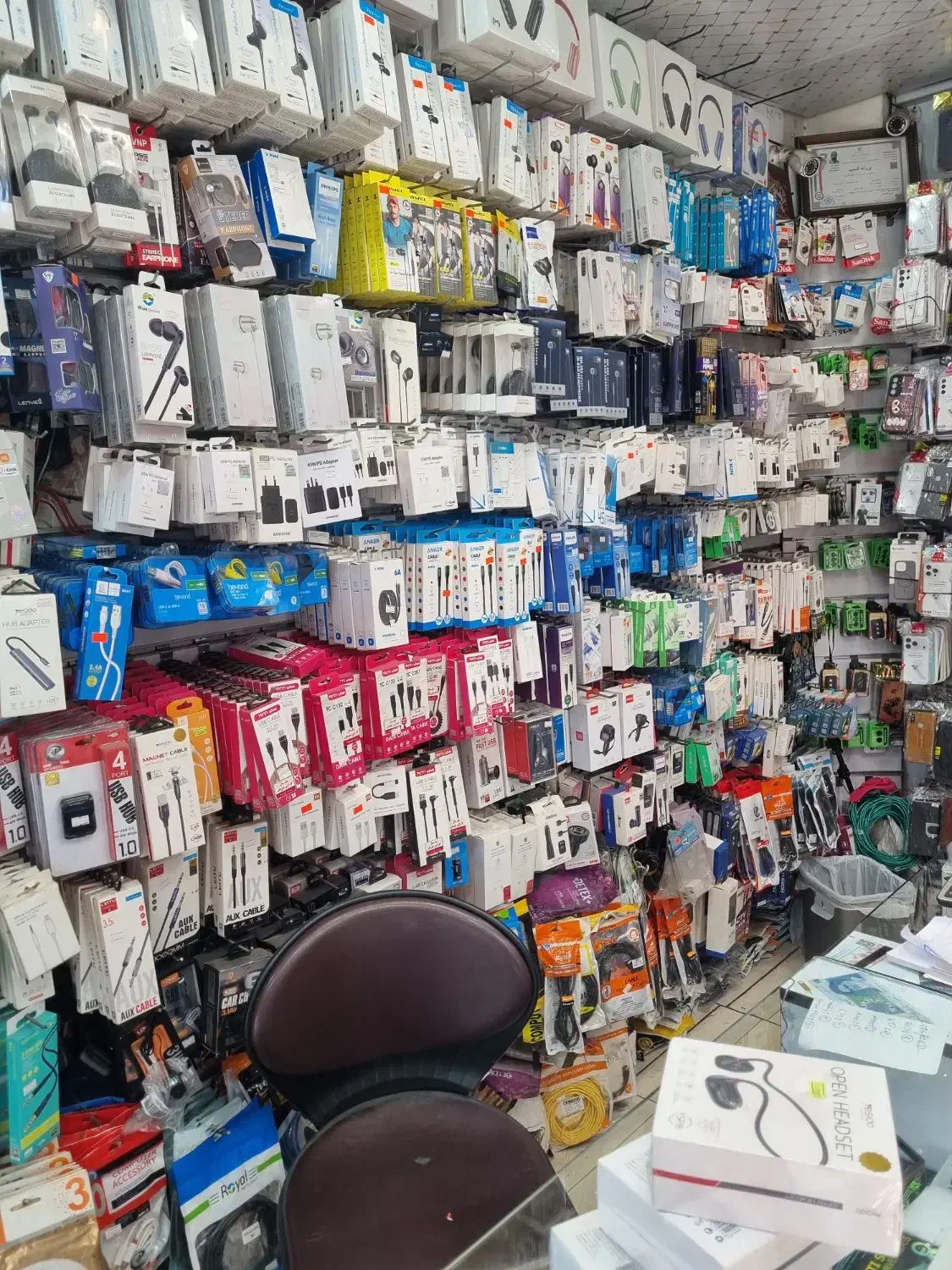 به یک فروشنده جهت کار درموبایل فروشی|استخدام خدمات فروشگاه و رستوران|تهران, فلسطین (میدان انقلاب)|دیوار