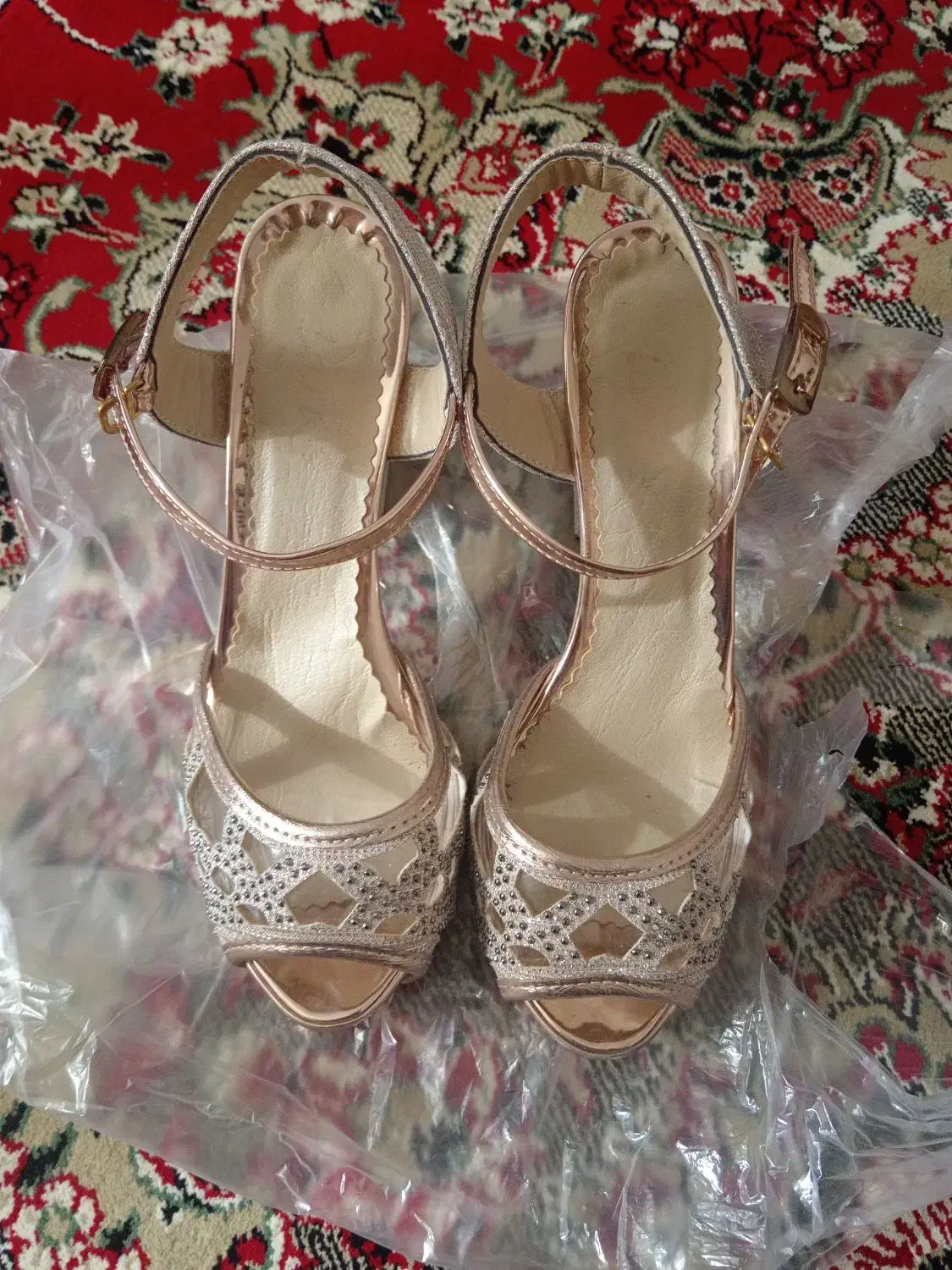 کفش مجلسی|کیف، کفش، کمربند|ایوان, |دیوار