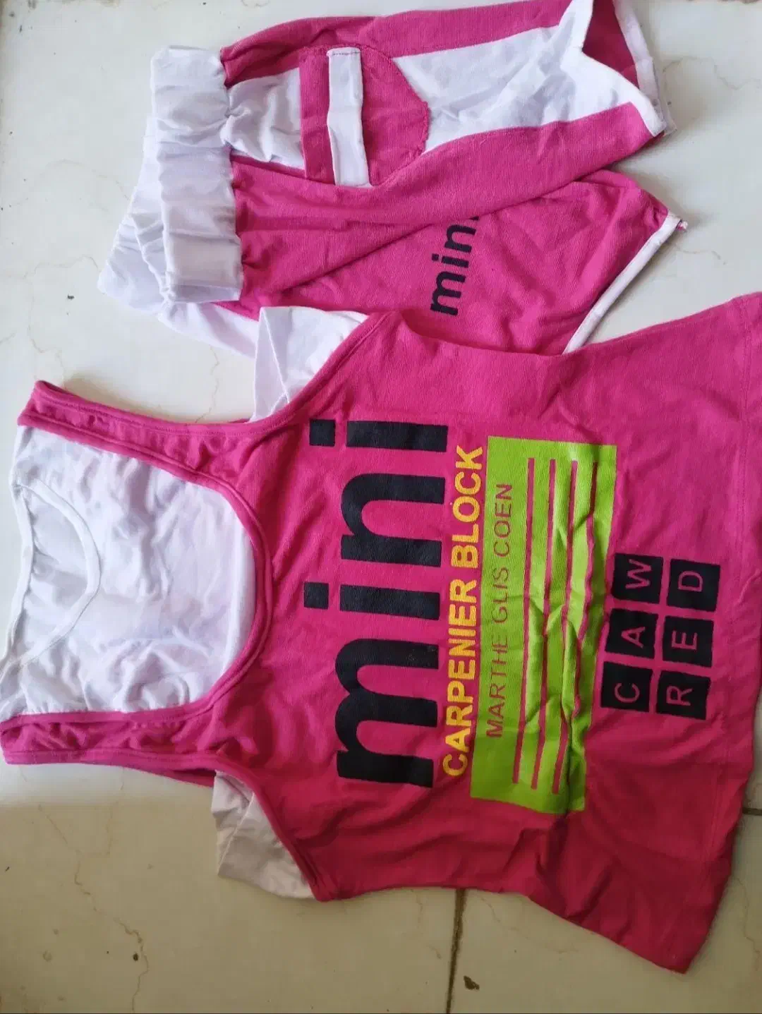 لباس ورزشی|لباس|هشتگرد, هشتگرد قدیم|دیوار