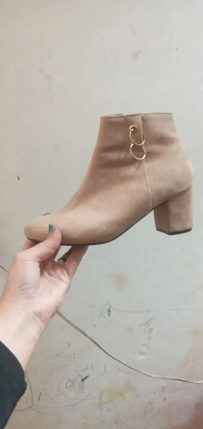 نیم پوتین نوی|کیف، کفش، کمربند|تربت جام, علوی|دیوار