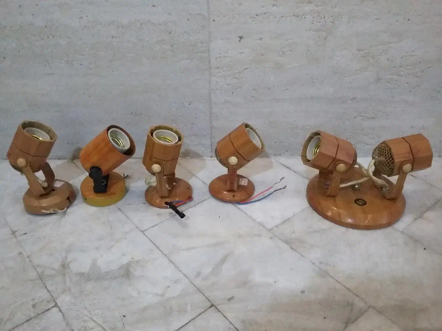 لوستر سه شاخه پایه ،لامپ،هالوژن ثابت و ریلی در حد.|لوستر و چراغ آویز|رشت, چله خانه|دیوار