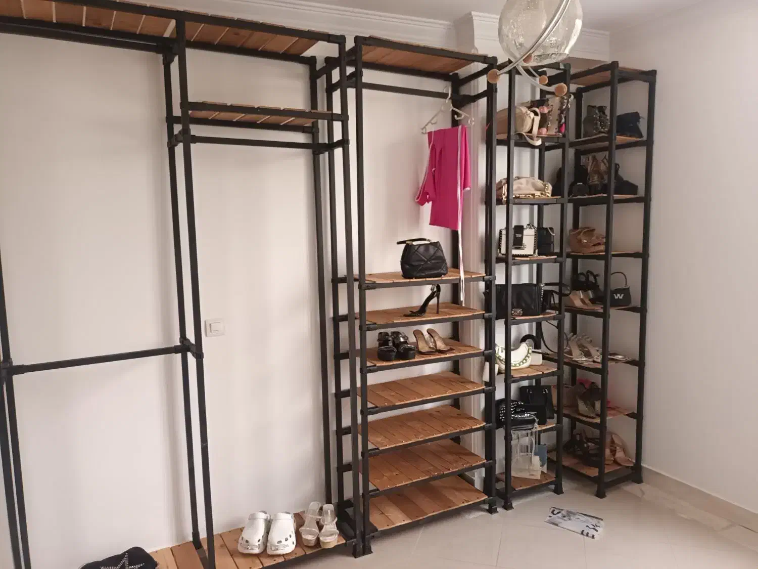 قفسه و جا گلدونی و رگال لباس پروفیل|کتابخانه، شلف، قفسههای دیواری|بهارستان, |دیوار