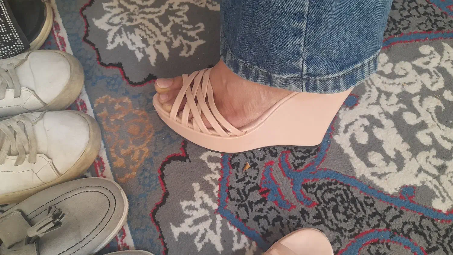 تعدادی کفش|کیف، کفش، کمربند|قم, امامزاده ابراهیم|دیوار