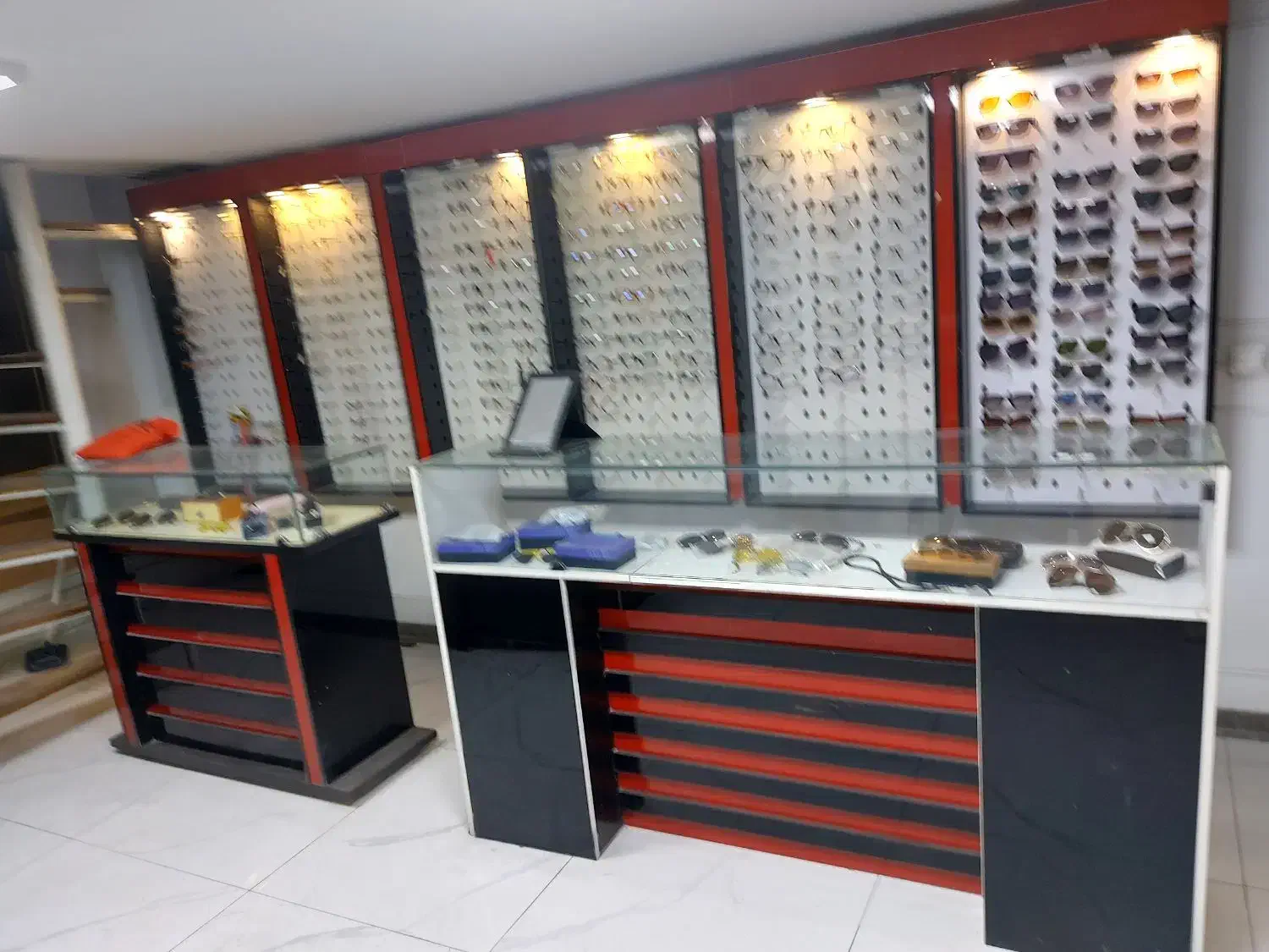 دکور عینک فروشی و پیشخوان و دو عدد آیینه بزرگ|فروشگاه و مغازه|رودهن, |دیوار