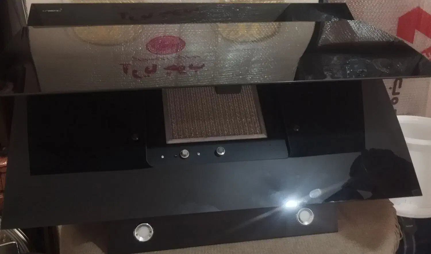 هود داتیس|هود|قروه, |دیوار