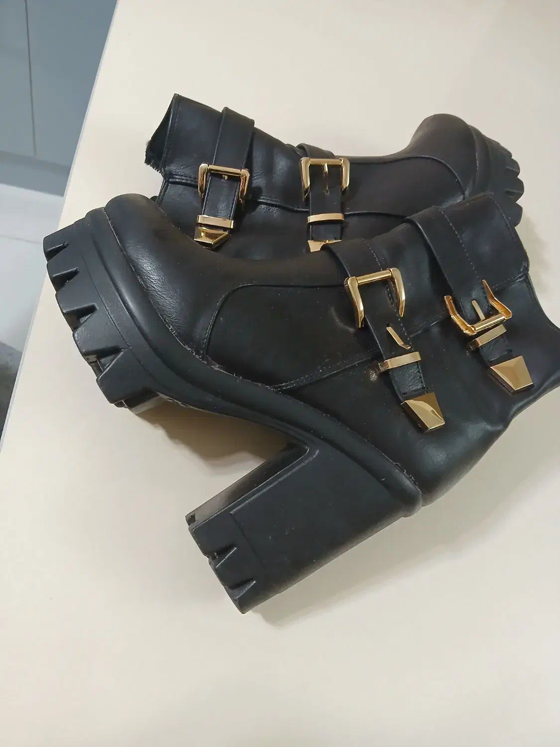 نیم بوت|کیف، کفش، کمربند|پرند, فاز ۵|دیوار