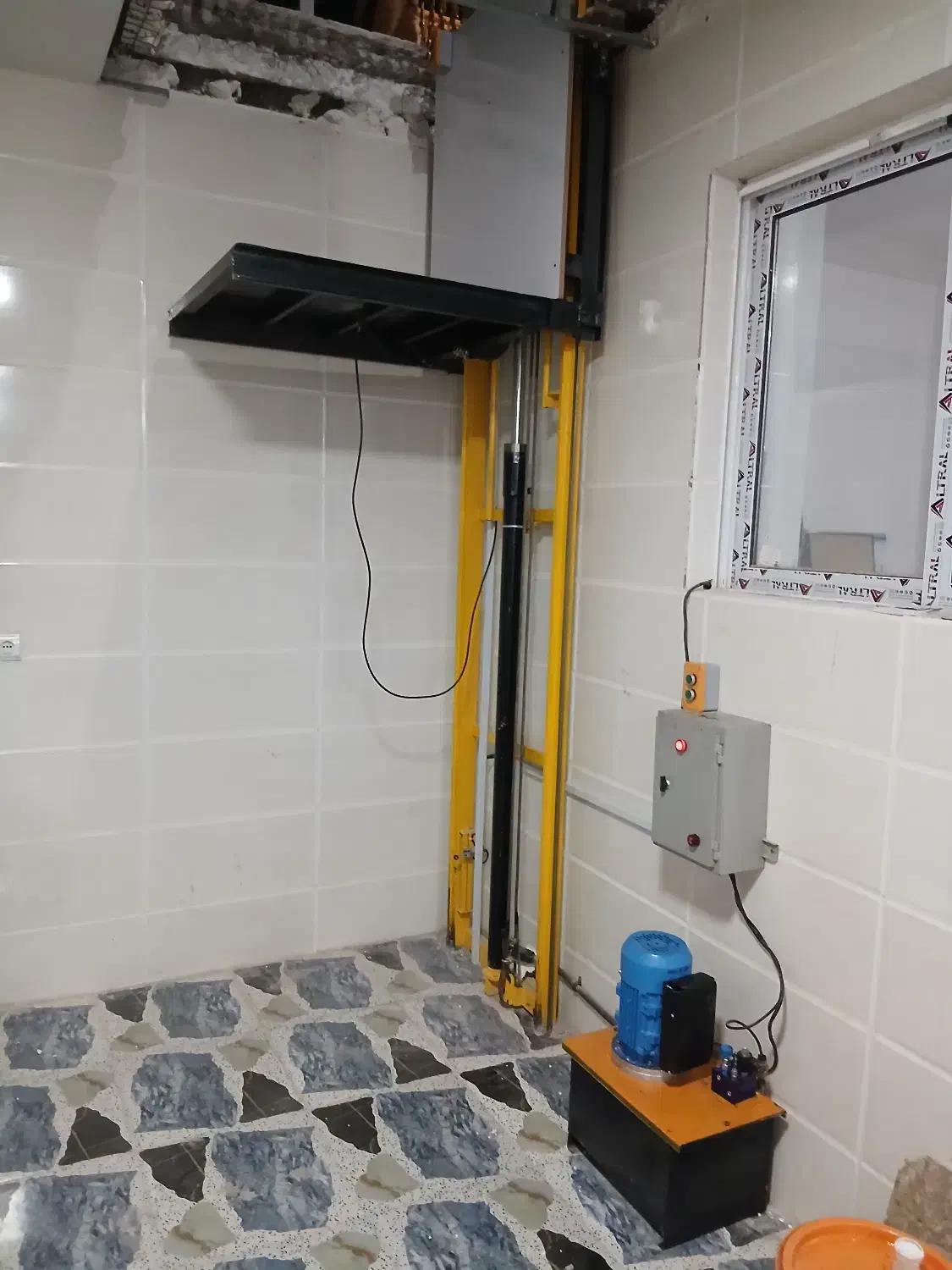 بالابر وآسانسورهیدرولیک ایمن سعود اصفهان|فروشگاه و مغازه|جم, |دیوار