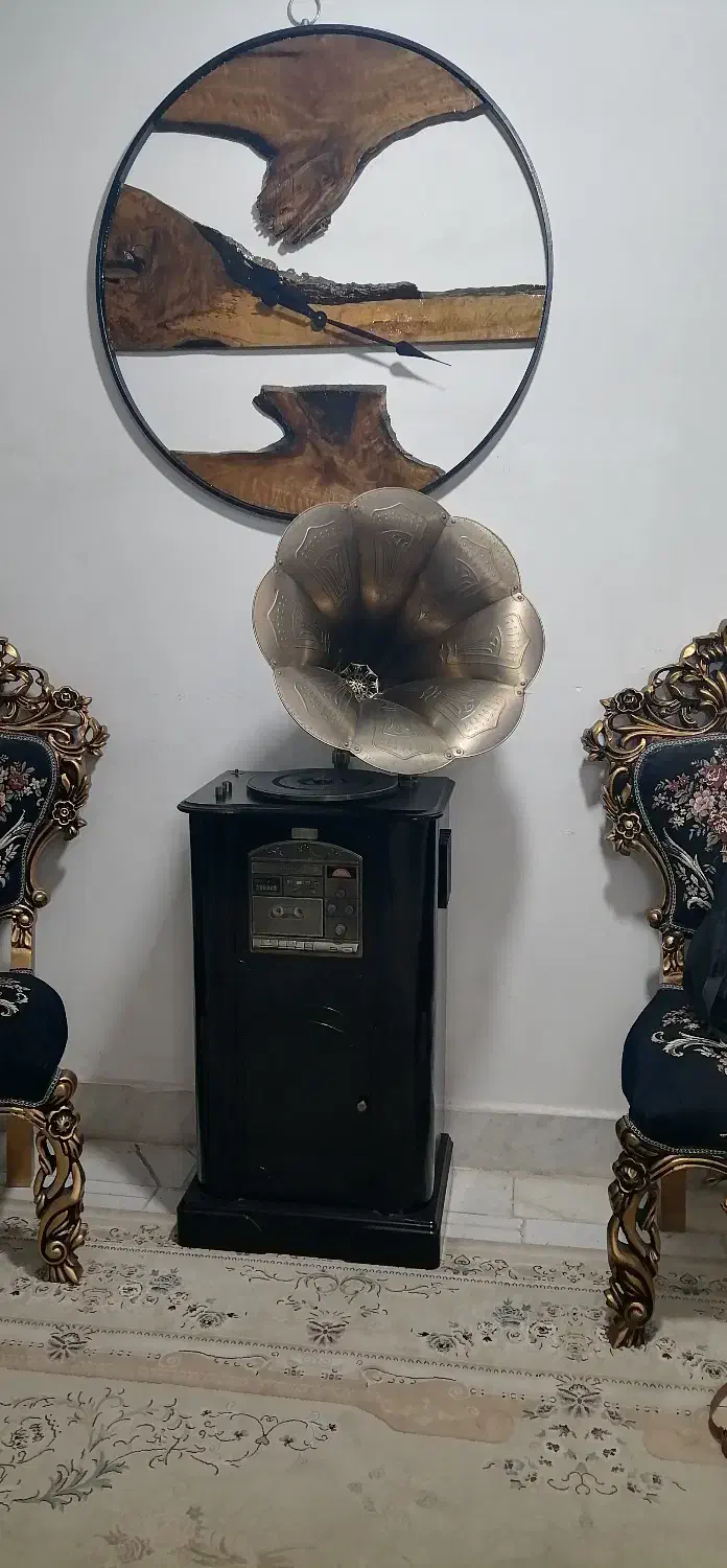 گرامافون چوبی مبله و ساعت چوبی دیواری|کلکسیون اشیاء عتیقه|قائم‌شهر, |دیوار