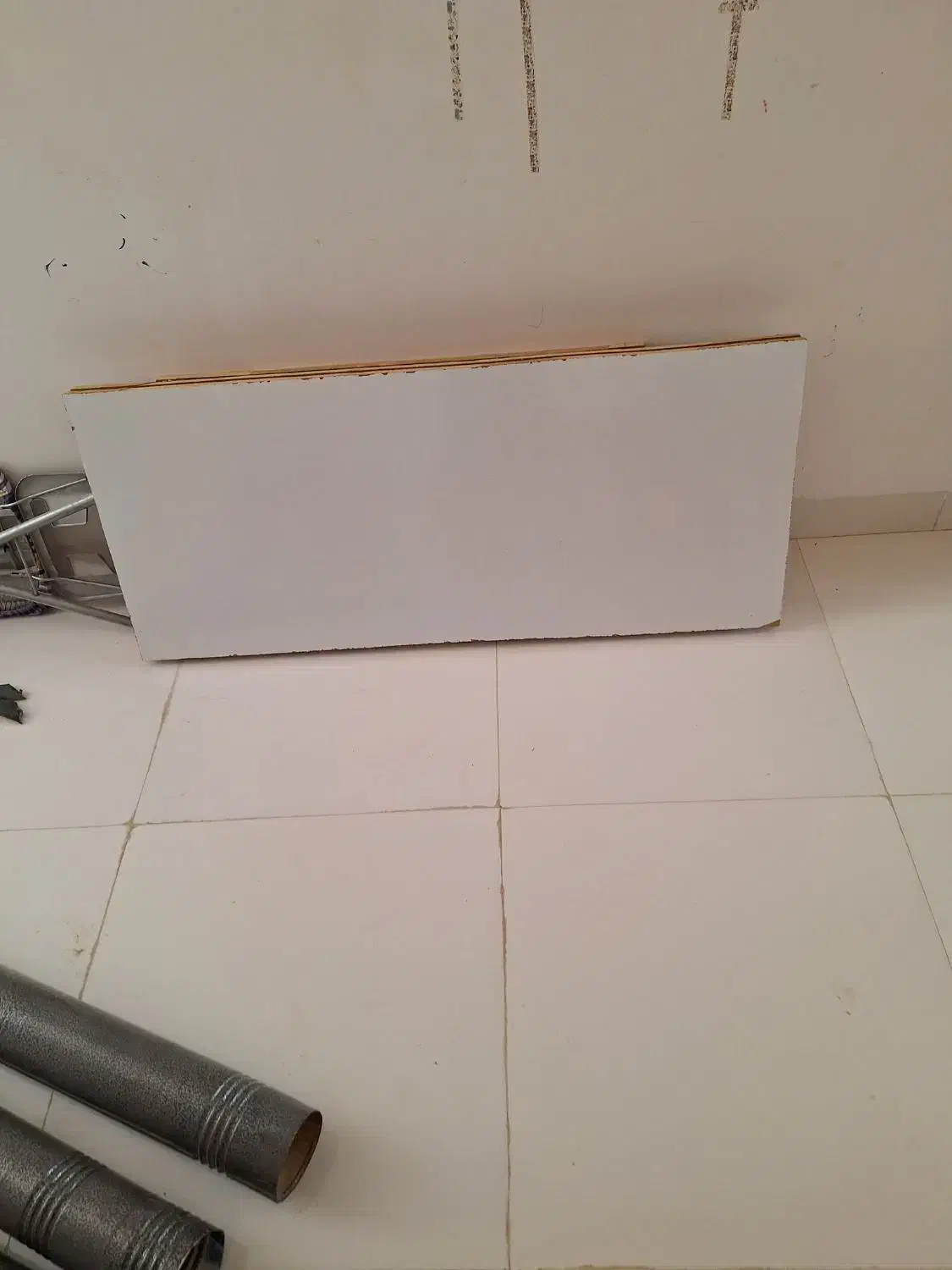 چهار عدد کلاه نو|لباس|دهلران, |دیوار