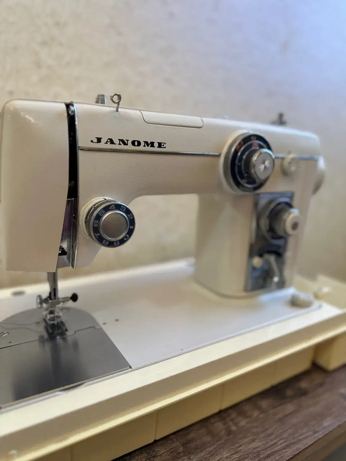 چرخ خیاطی ژانومه و میز چرخ|چرخ خیاطی و ریسندگی|قشم, |دیوار