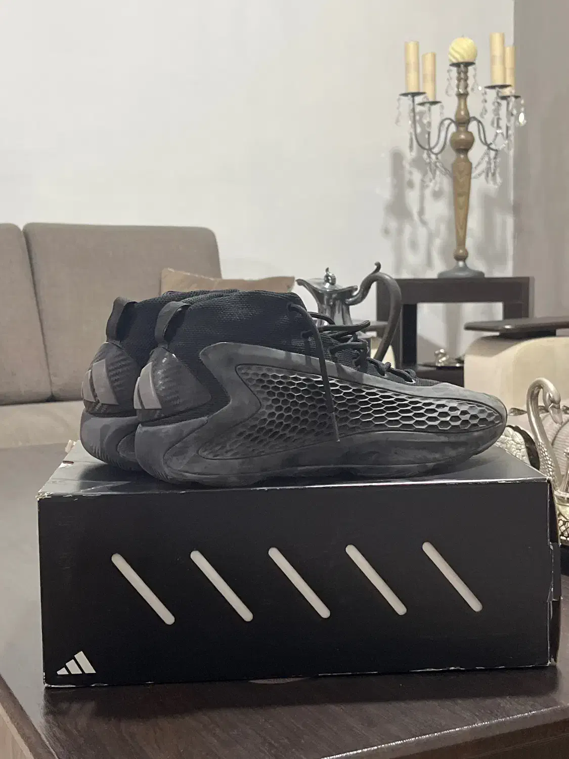 کفش|کیف، کفش، کمربند|کلاله, |دیوار