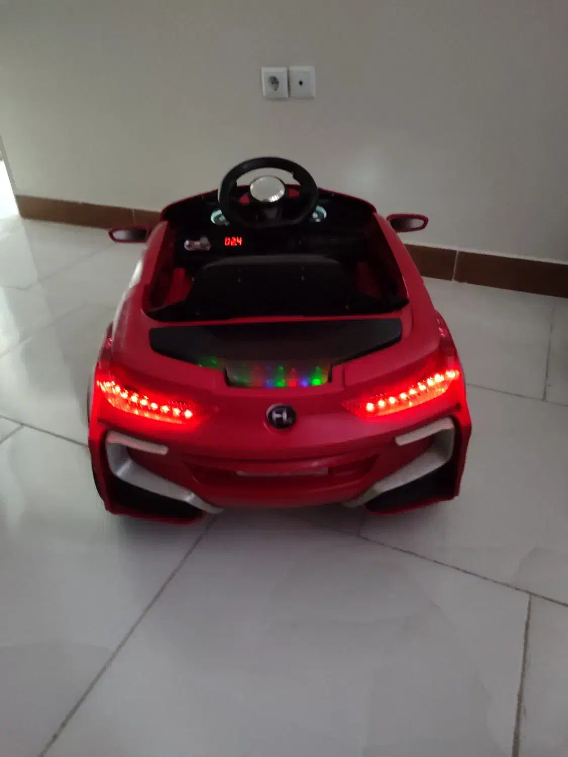 ماشین شارژی موزیکال و چراغدار|اسباب‌بازی بچه|پرند, فاز ۴|دیوار