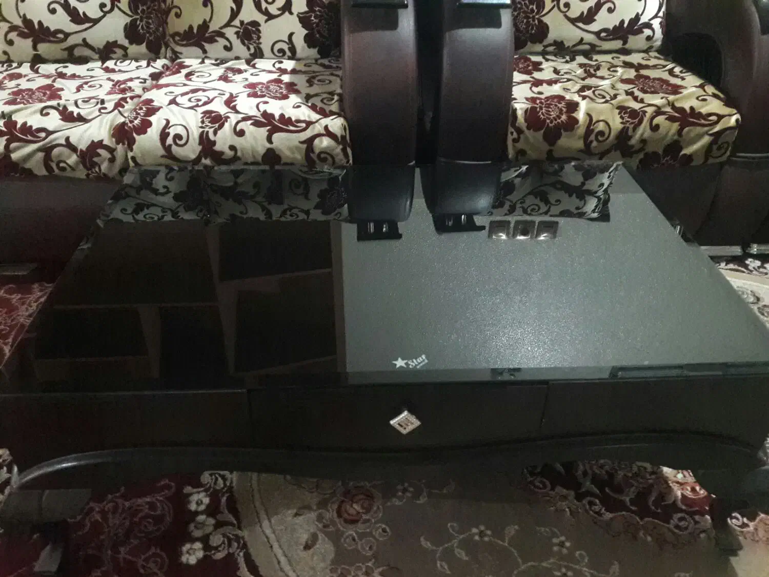 مبل هفت نفره و میز جلو و دو عدد میز عسلی|مبلمان خانگی و میز عسلی|شاهین‌شهر, گزبرخوار|دیوار