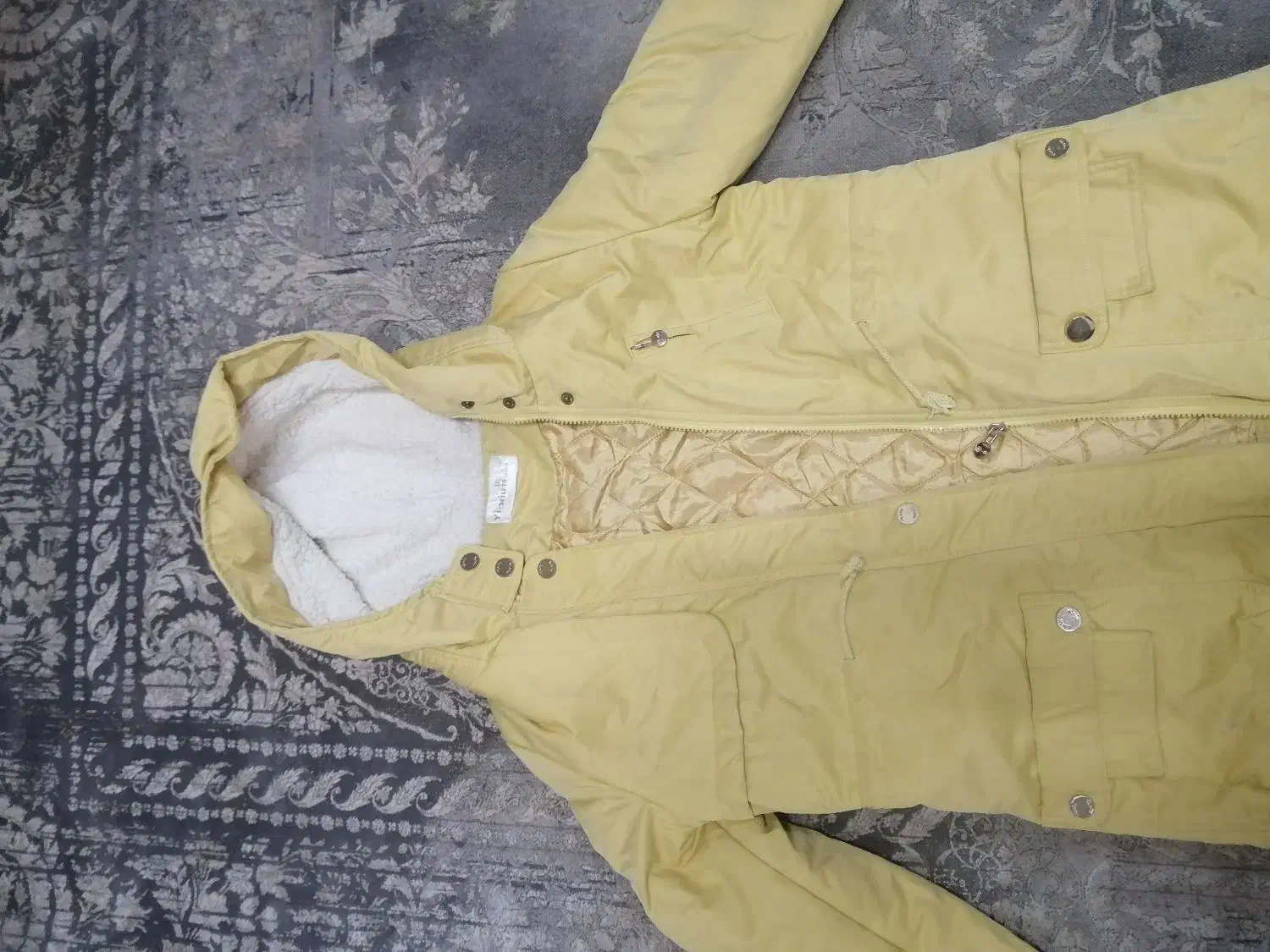 کاپشن خارجی|لباس|رشت, نظری|دیوار