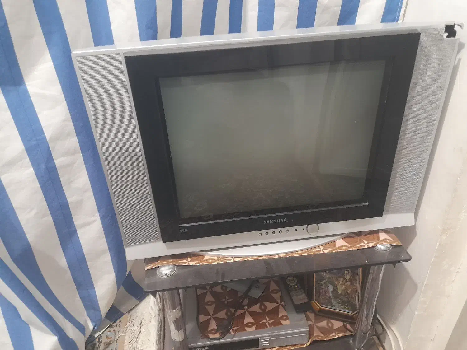 تلوزیون ۲۱ بامیزشیشه ای سامسونگ سالم|تلویزیون و پروژکتور|فسا, |دیوار