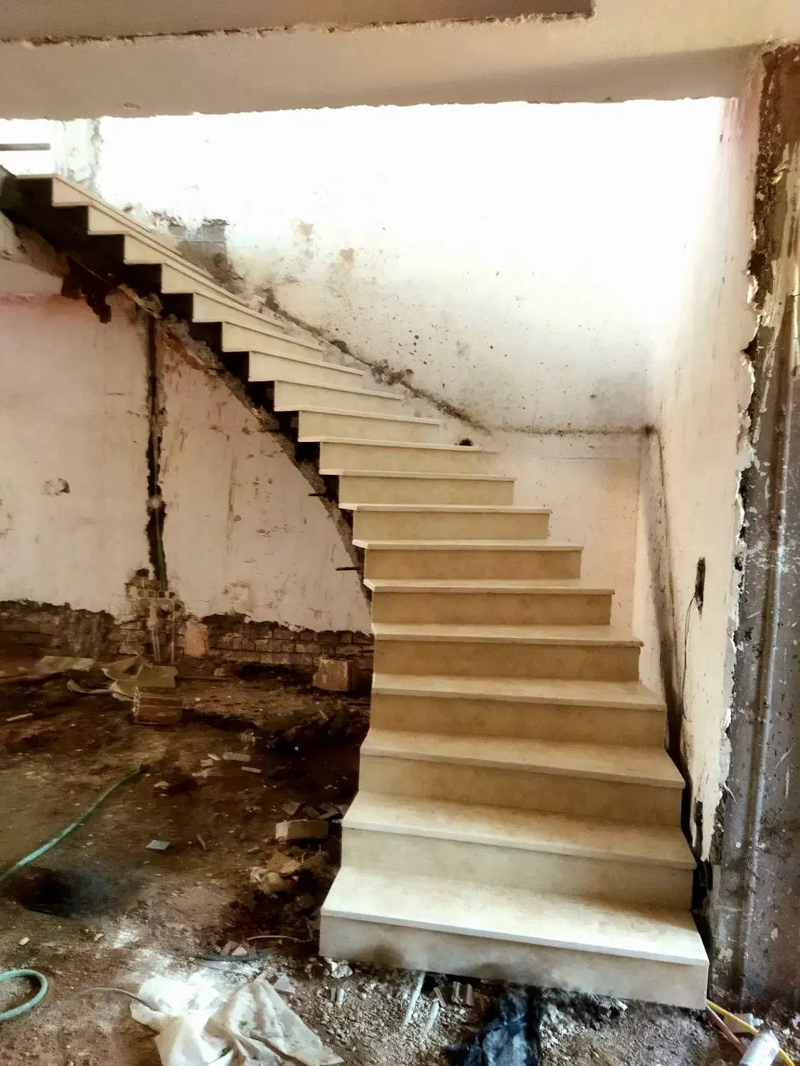 اجرای انواع پله متناسب با متریال ساختمان شما|خدمات پیشه و مهارت|زرند, |دیوار