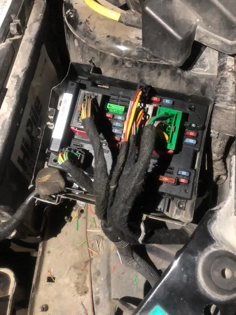 نصب جعبه فیوز قیچی شده در محل BSM FM EBCM|خدمات موتور و ماشین|تهران, هفت حوض|دیوار