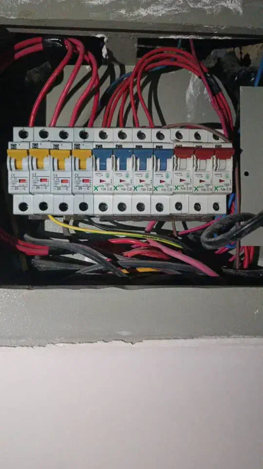 نیازمند کارگر ساده یا نیمه ماهر برق ساختمان|استخدام معماری، عمران و ساختمانی|اهواز, آریاشهر|دیوار