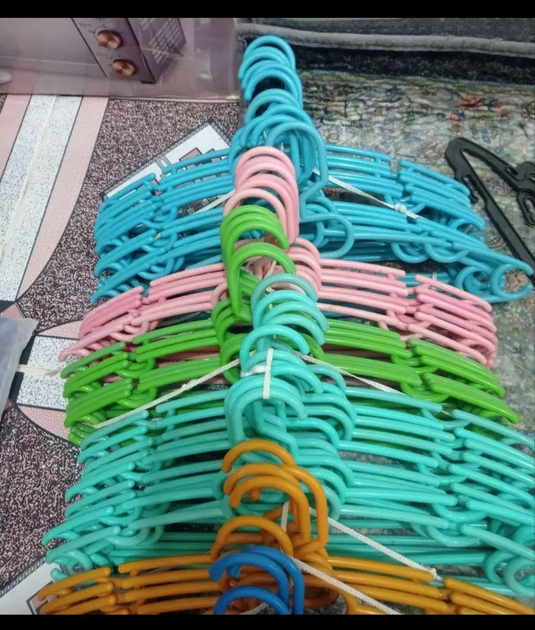 تعدادی رگال لباس|کتابخانه، شلف، قفسه‌های دیواری|اردبیل, |دیوار