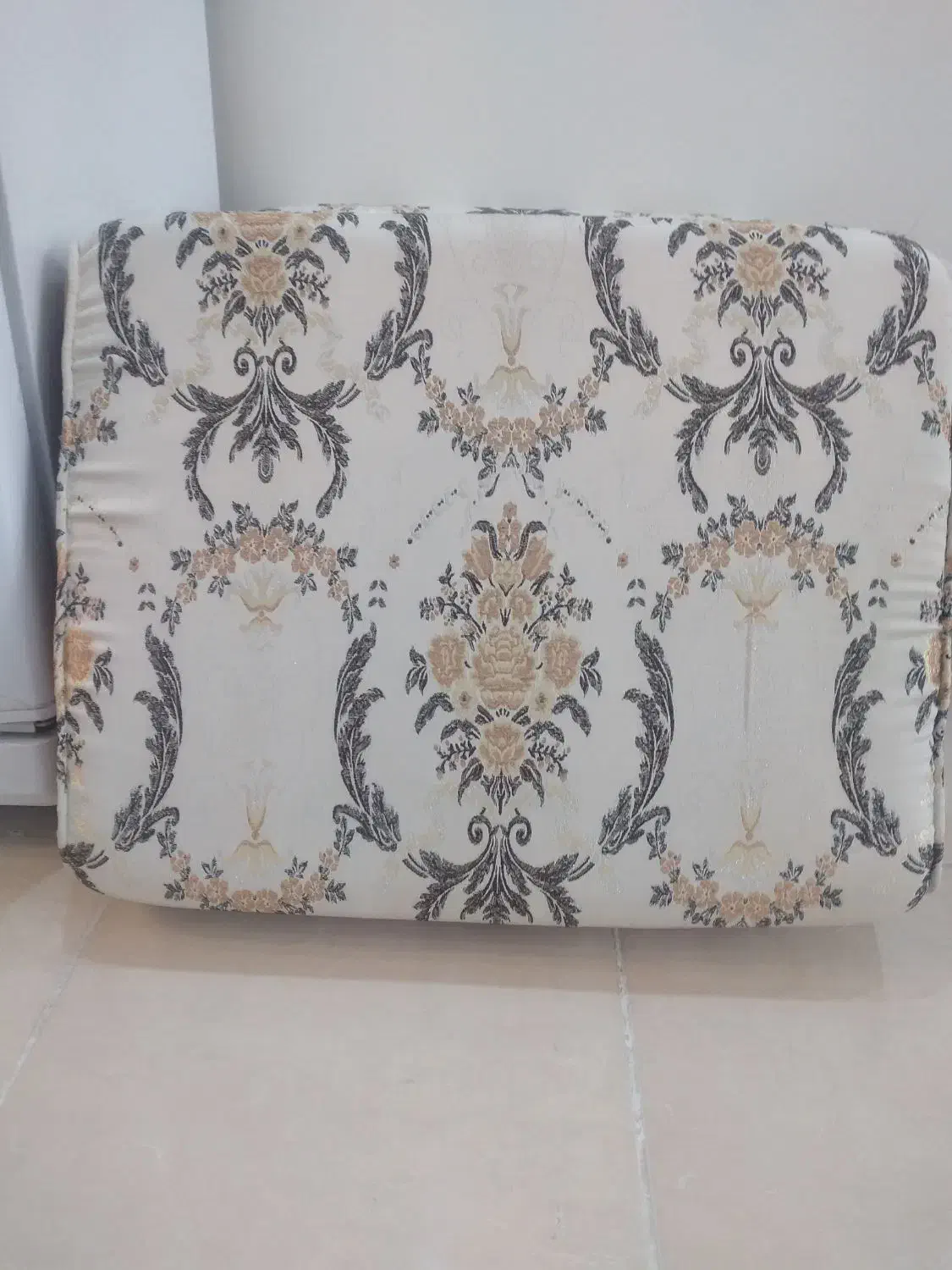 پشتی ابری|پشتی|فولادشهر, مسکن مهر فولادشهر|دیوار