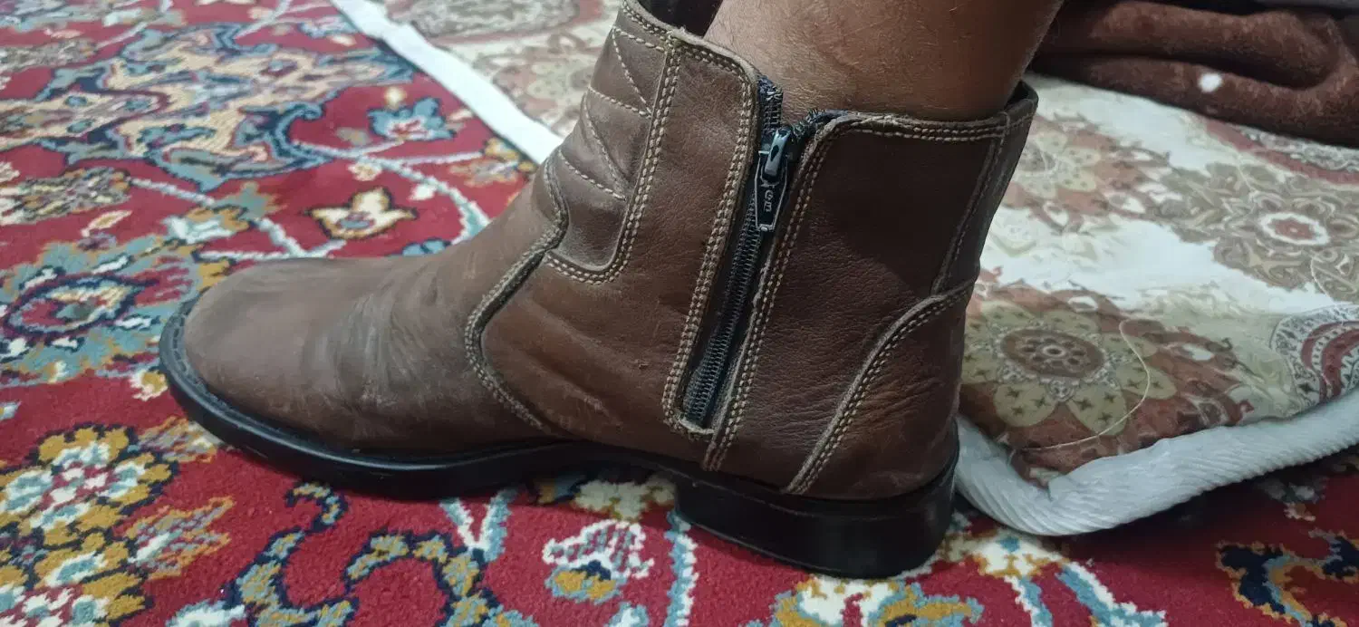 کفش پوتینی|کیف، کفش، کمربند|رودخانه, |دیوار