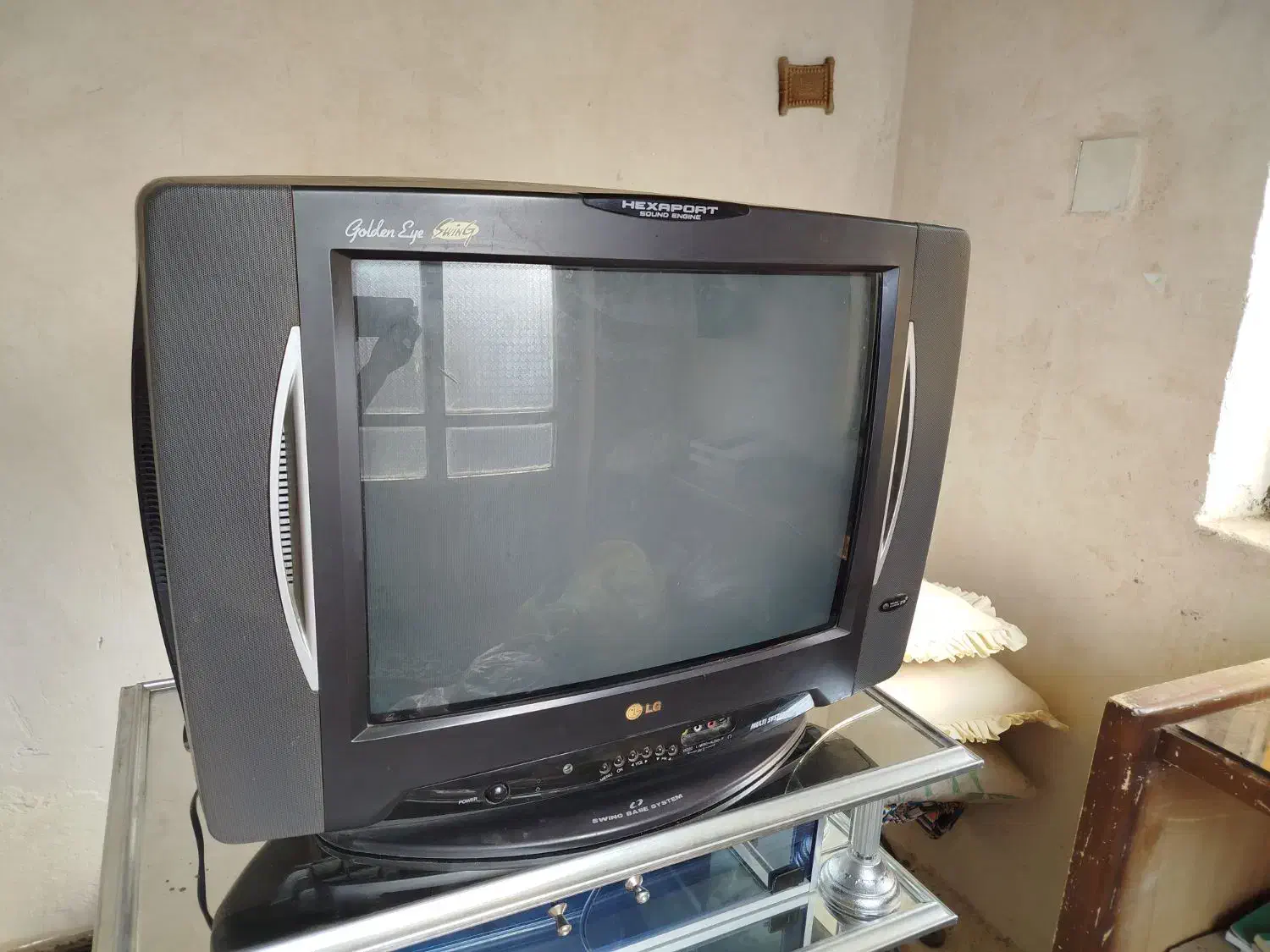 تلوزیون ال جی کاملا سالم و میز آلومینیوم سالم|تلویزیون و پروژکتور|کشکسرای, |دیوار