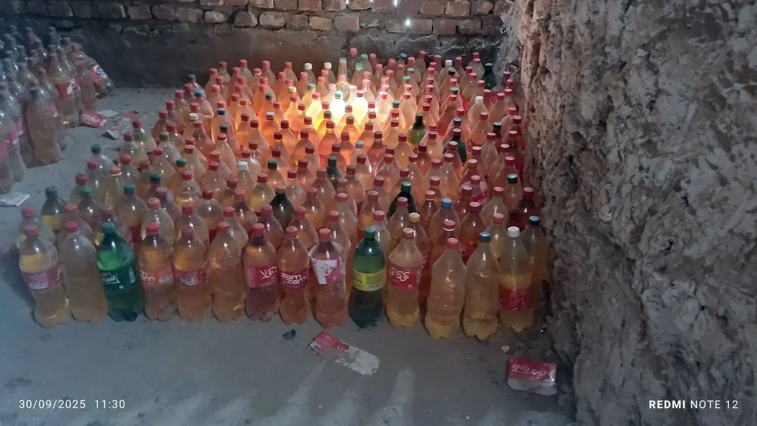 بطری نوشابه پر وخالی|ظروف نگهدارنده، پلاستیکی، یک‌بارمصرف|زهک, |دیوار