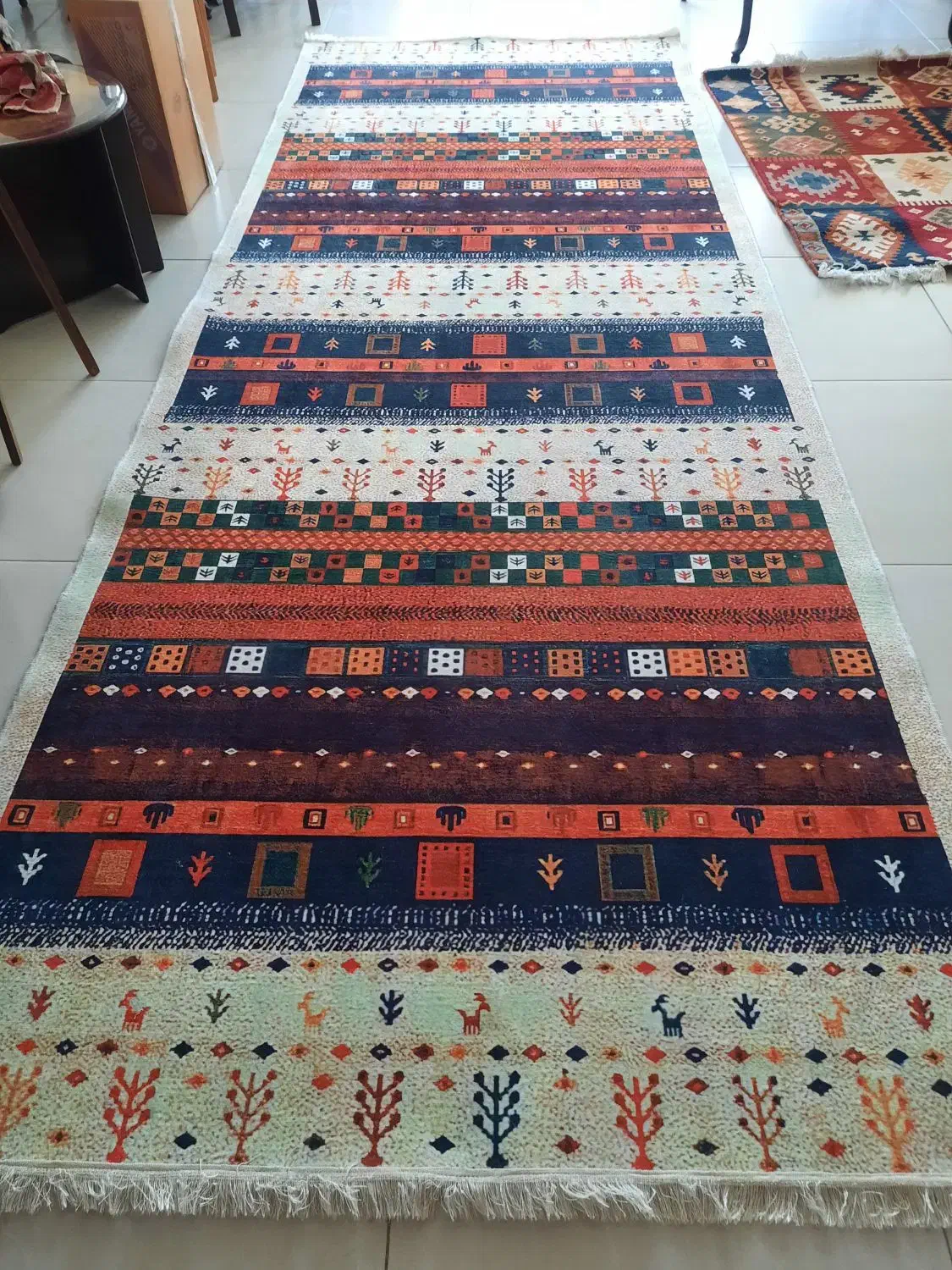 فرش گبه طرح عشایر زمینه کرم حاشیه سرمه ای|گلیم، جاجیم، گبه|تهران, گلستان (شهرک راه آهن)|دیوار