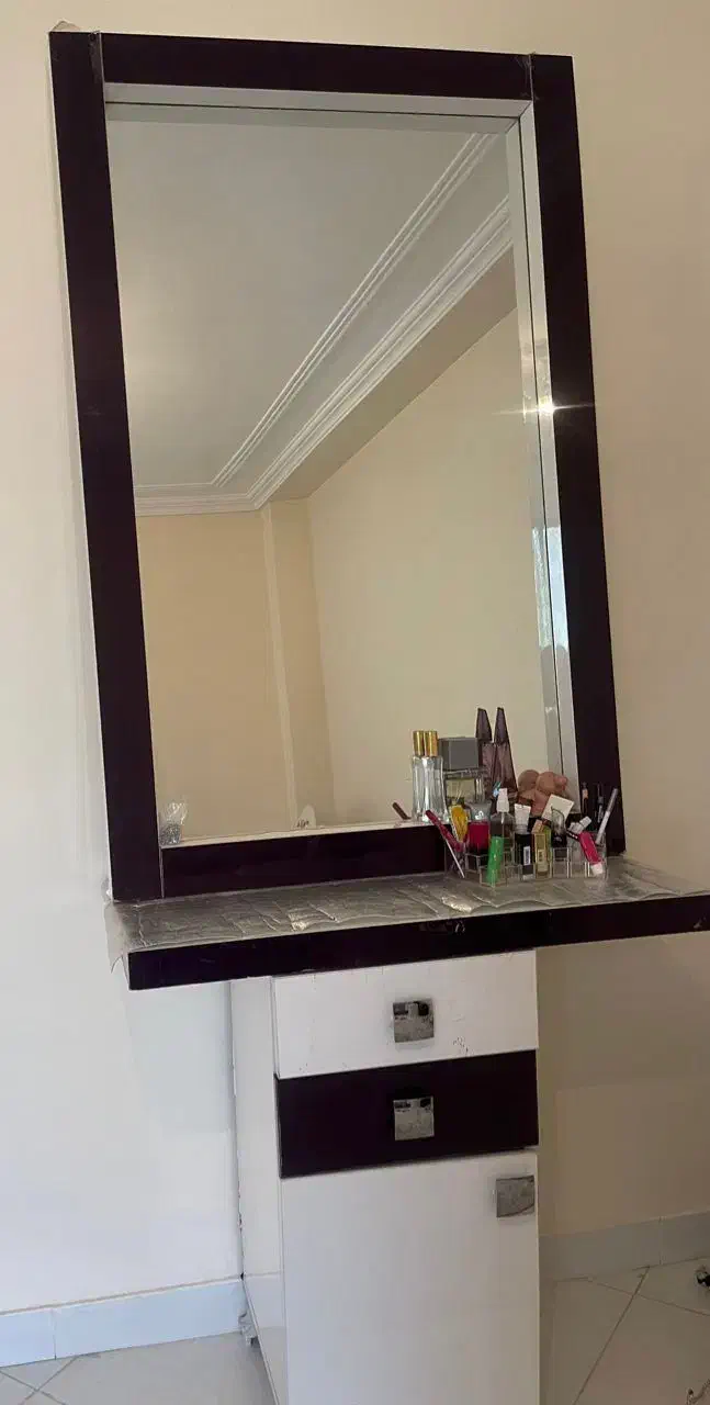 آینه بزرگ همراه کشو|آرایشگاه و سالن‌های زیبایی|بندرعباس, |دیوار