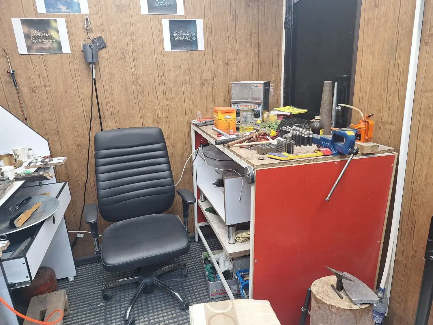 ویترین و میز آهنی|بوفه، ویترین، کنسول|شیراز, شاهچراغ|دیوار