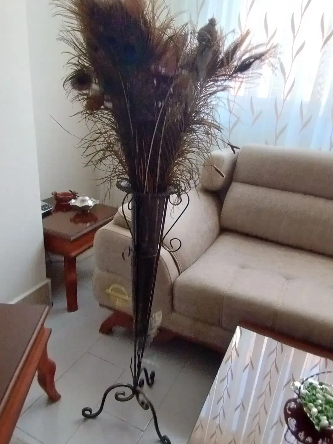 گلدان ایستاده با پر طاووس طبیعی|گل مصنوعی|سهند, |دیوار
