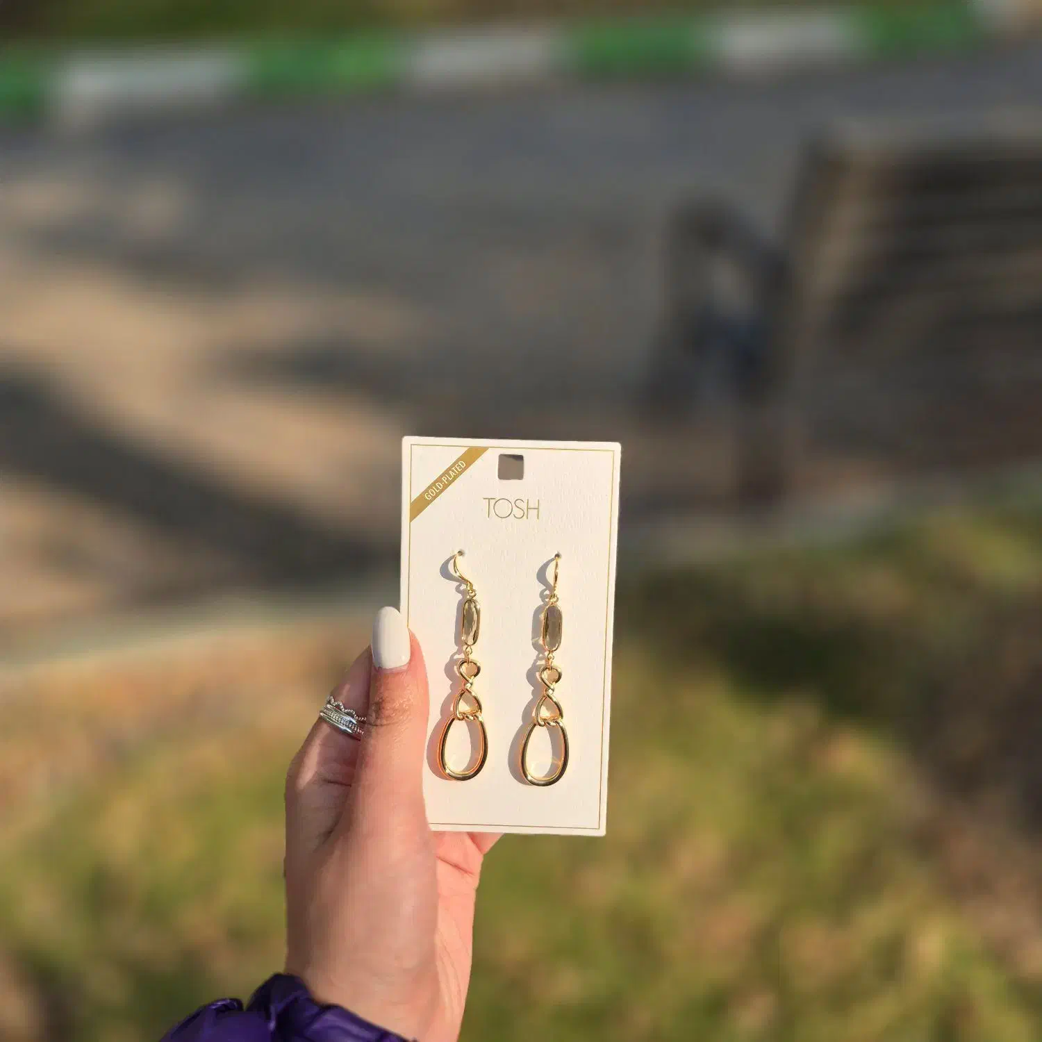 گوشواره آویزان طلایی رنگ بسیار زیبا برند. Tosch|بدلیجات|تبریز, |دیوار