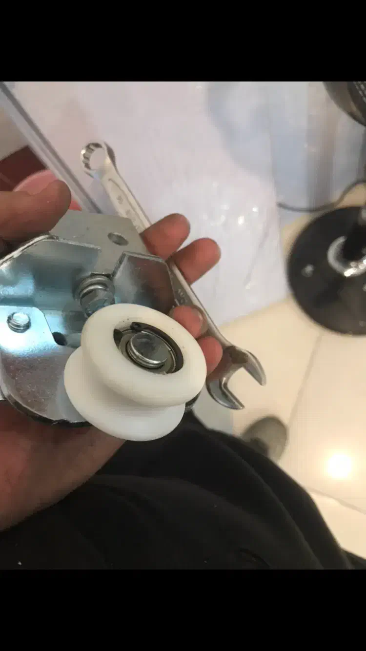 نصب و‌ تعمیر شیشه سکوریت و کرکره برقی|خدمات پیشه و مهارت|گرگان, |دیوار