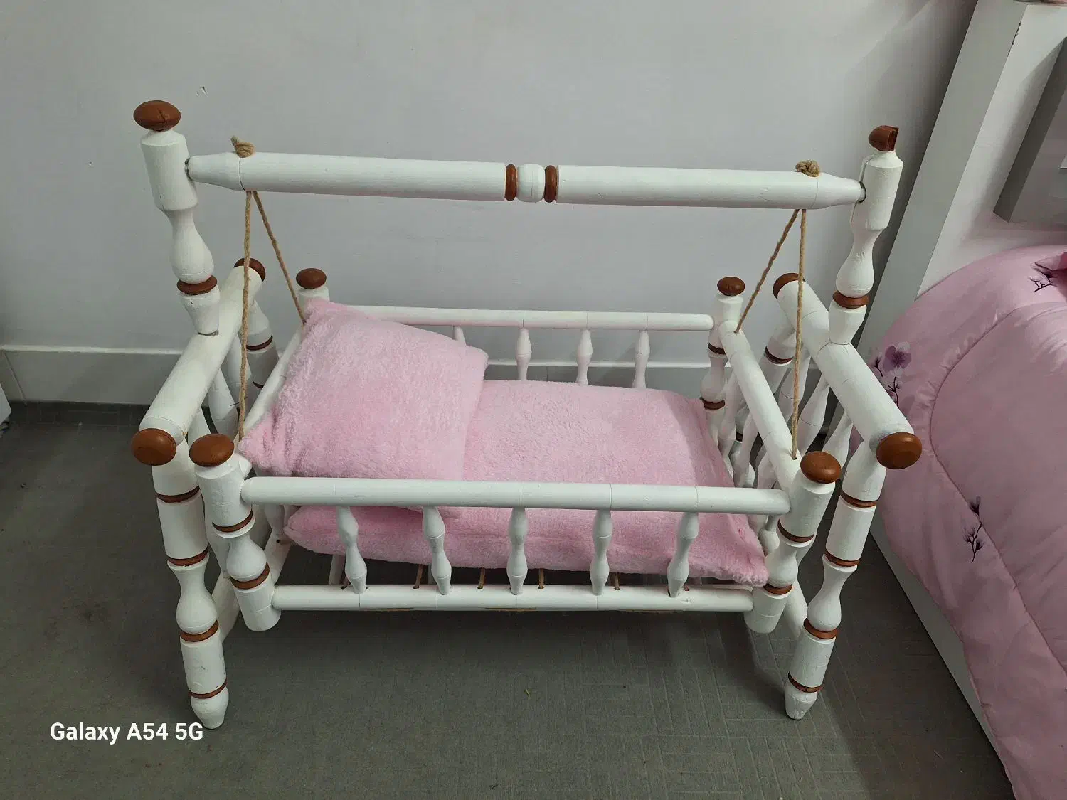 گهواره چوبی با  تشک و بالشت|تخت و سرویس خواب|مشهد, پنجتن|دیوار