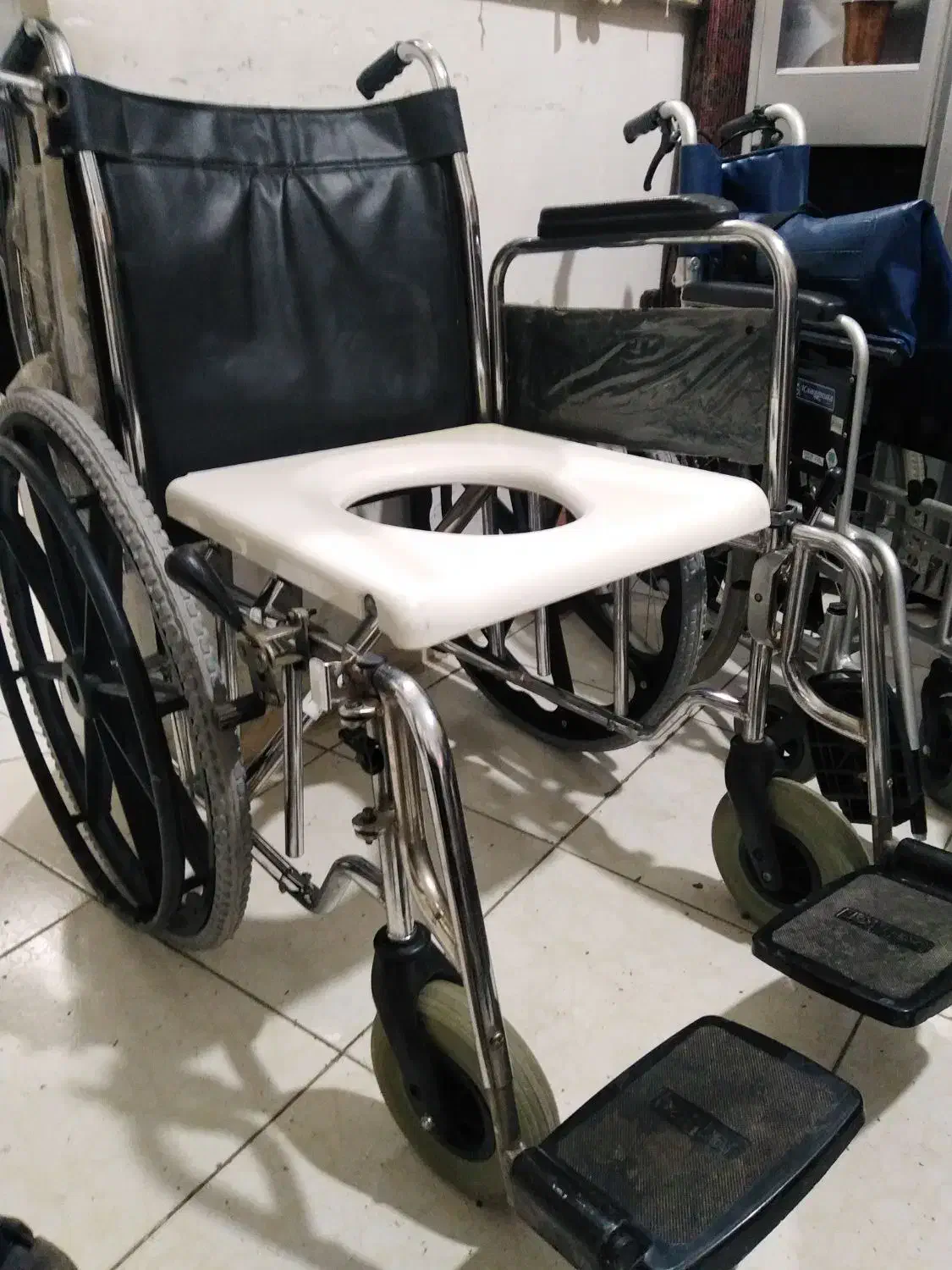 ویلچرحمام توالت وبیرون درحددوبار استفاده شده نوهست|آرایشی، بهداشتی، درمانی|اهواز, کوی جانبازان(دانش)|دیوار