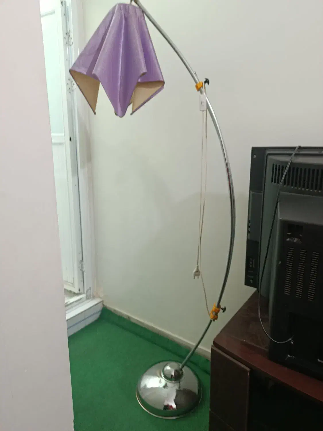 آباژور ایستاده کنارسالنی|چراغ خواب و آباژور|کرج, بنیاد|دیوار