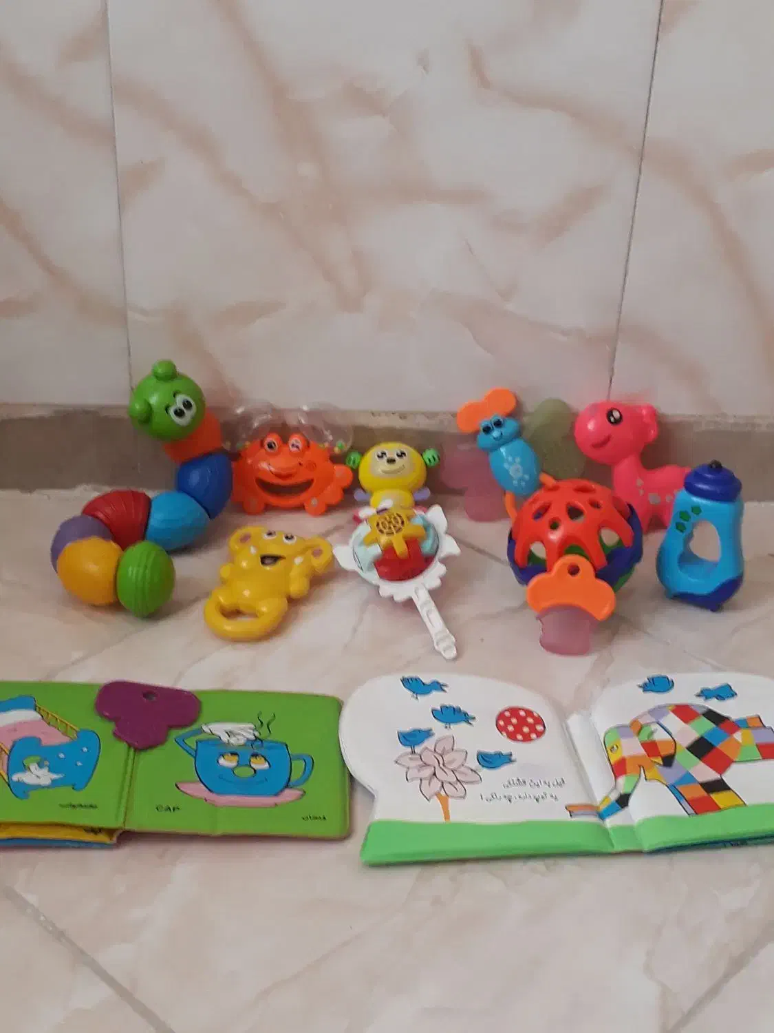 میز ارایش و جغجغه و استند تولد و کتاب حمام|اسباب و اثاث بچه|ری, علایین|دیوار