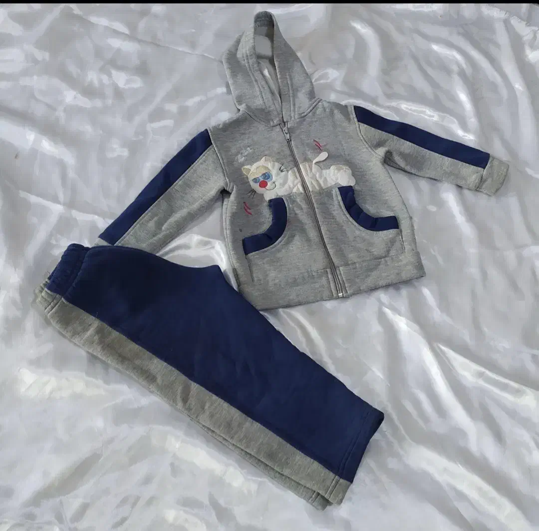 تعداد زیادی لباس و لوازم بچه|کفش و لباس بچه|رشت, جهاد|دیوار