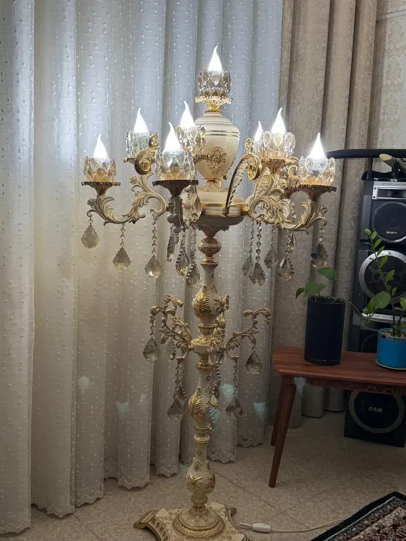 لوستر ۱۱ لاله کنار سالنی ایستاده|لوستر و چراغ آویز|اهواز, گیت بوستان|دیوار