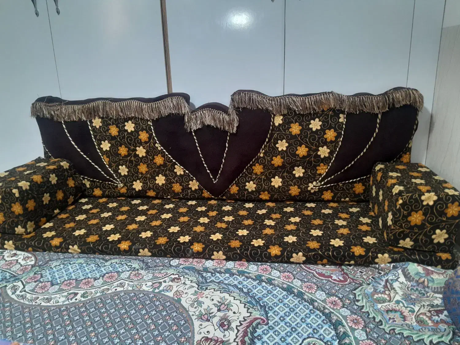 پشتی خلیجی یا شاهنشین|مبلمان خانگی و میز عسلی|بروجرد, |دیوار