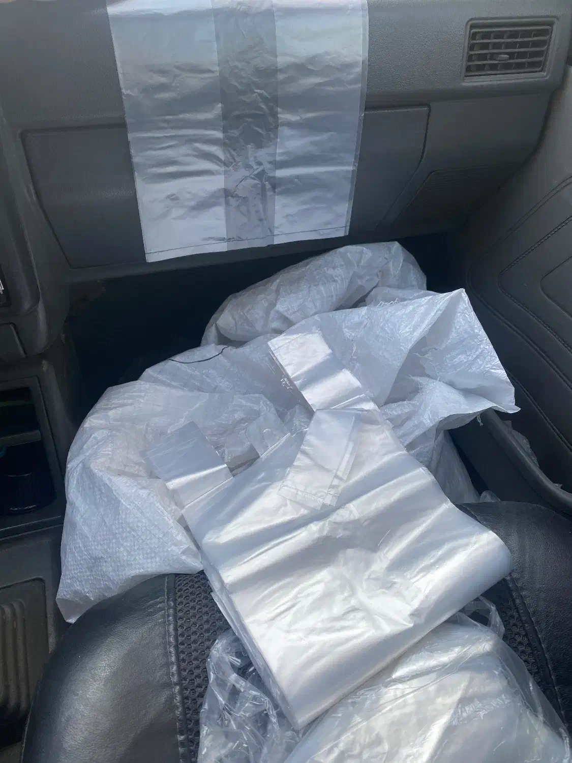 پلاستیک دسته دار در محل شما|ظروف نگهدارنده، پلاستیکی، یکبارمصرف|قنوات, |دیوار