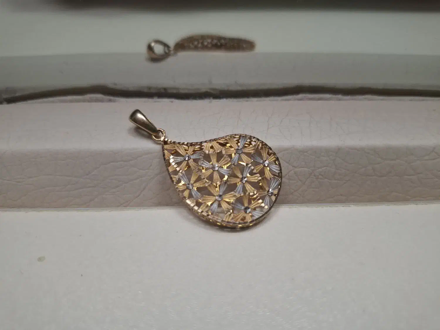 پلاک|جواهرات|تربتحیدریه, آغوی|دیوار