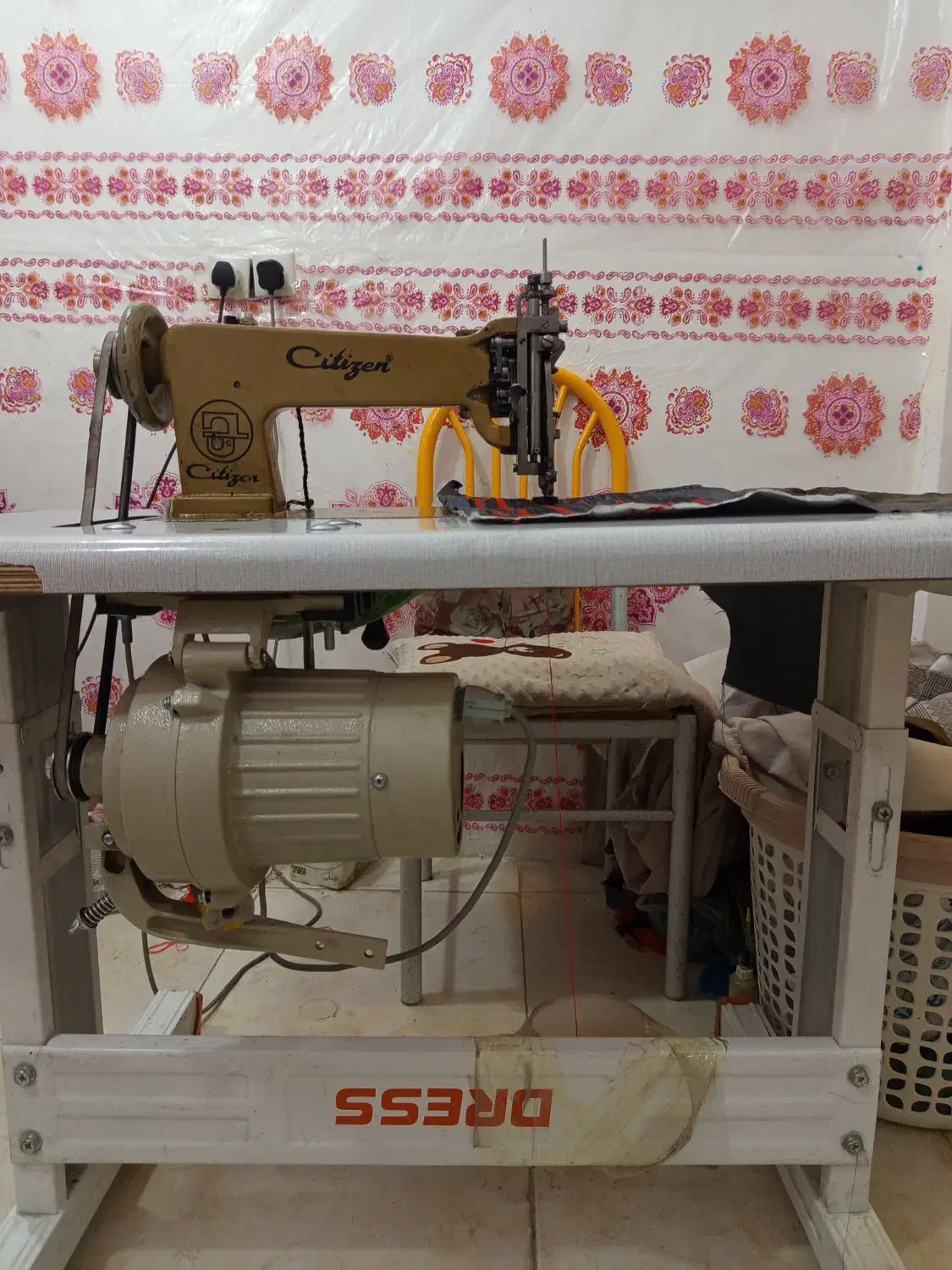 چرخ زه دوزی تمیز درحد خشک|چرخ خیاطی و ریسندگی|خاش, |دیوار