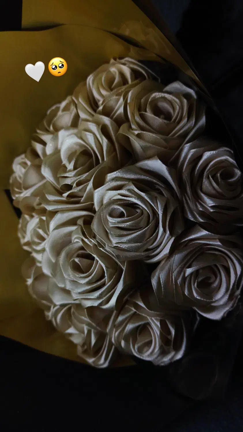 در متن...|گل مصنوعی|تویسرکان, |دیوار