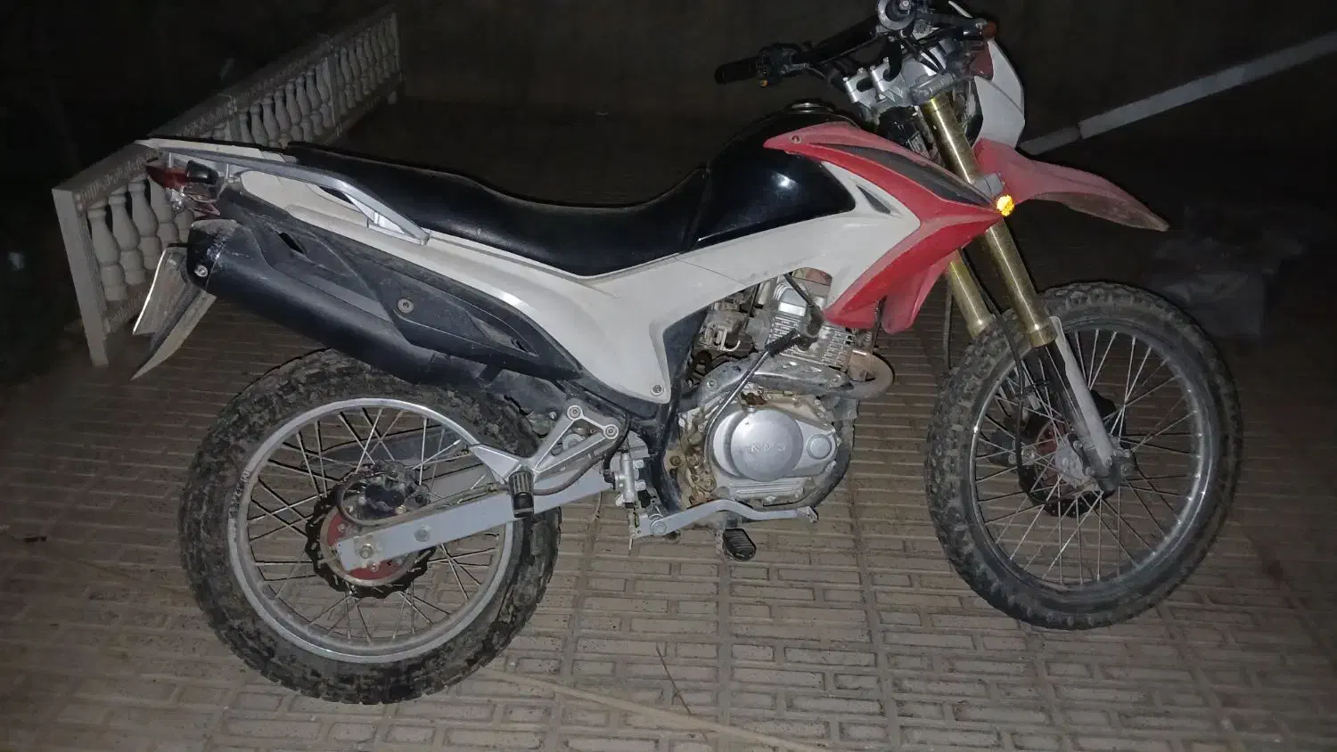 تریل ۲۰۰ پرواز|موتورسیکلت|هشتگرد, هیو|دیوار