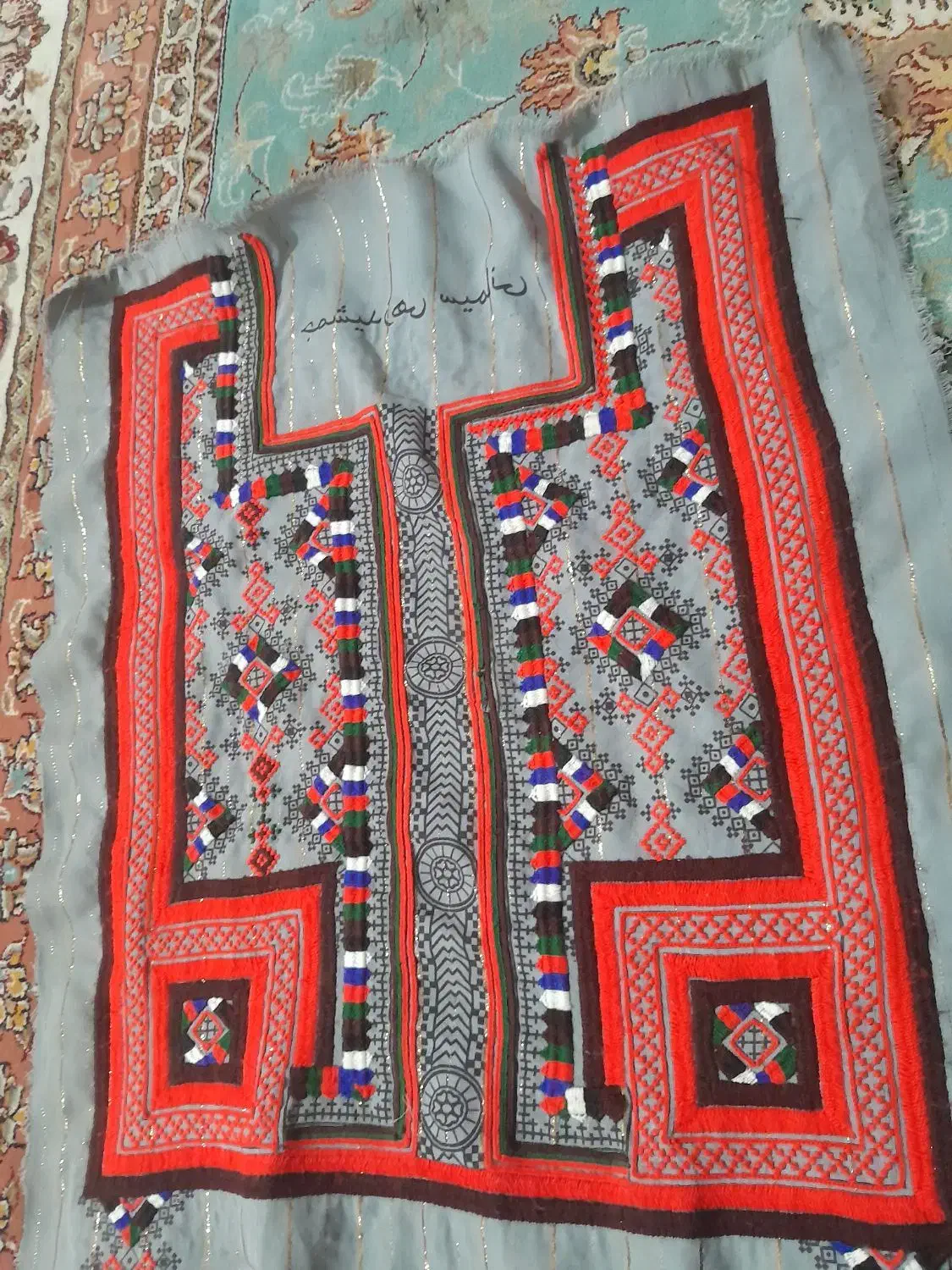 لباس دست دوز|لباس|کنارک, |دیوار