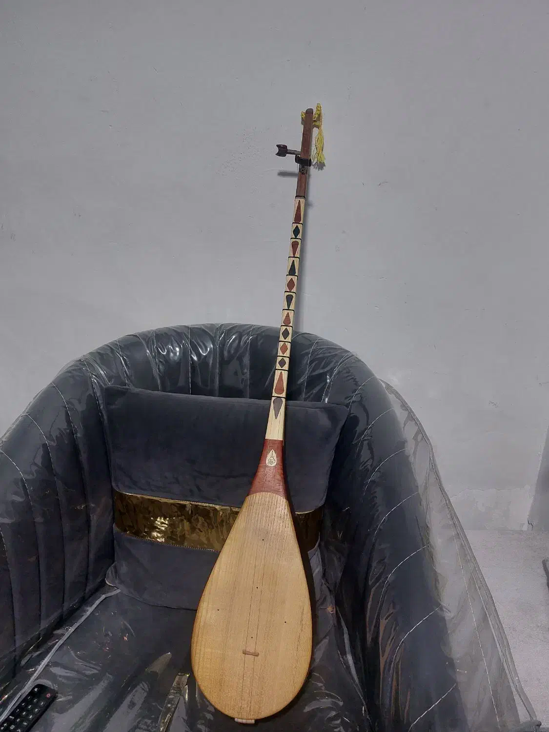 دوتارر|سازهای سنتی|مشکین‌دشت, |دیوار