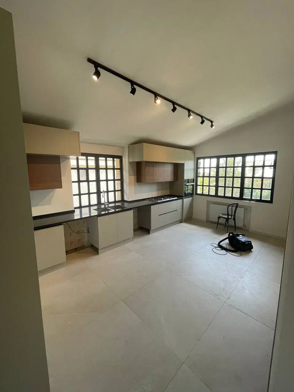 شهرک غرب ویلایی ۳۰۰متر/۴ خواب/ فول بازسازی شده