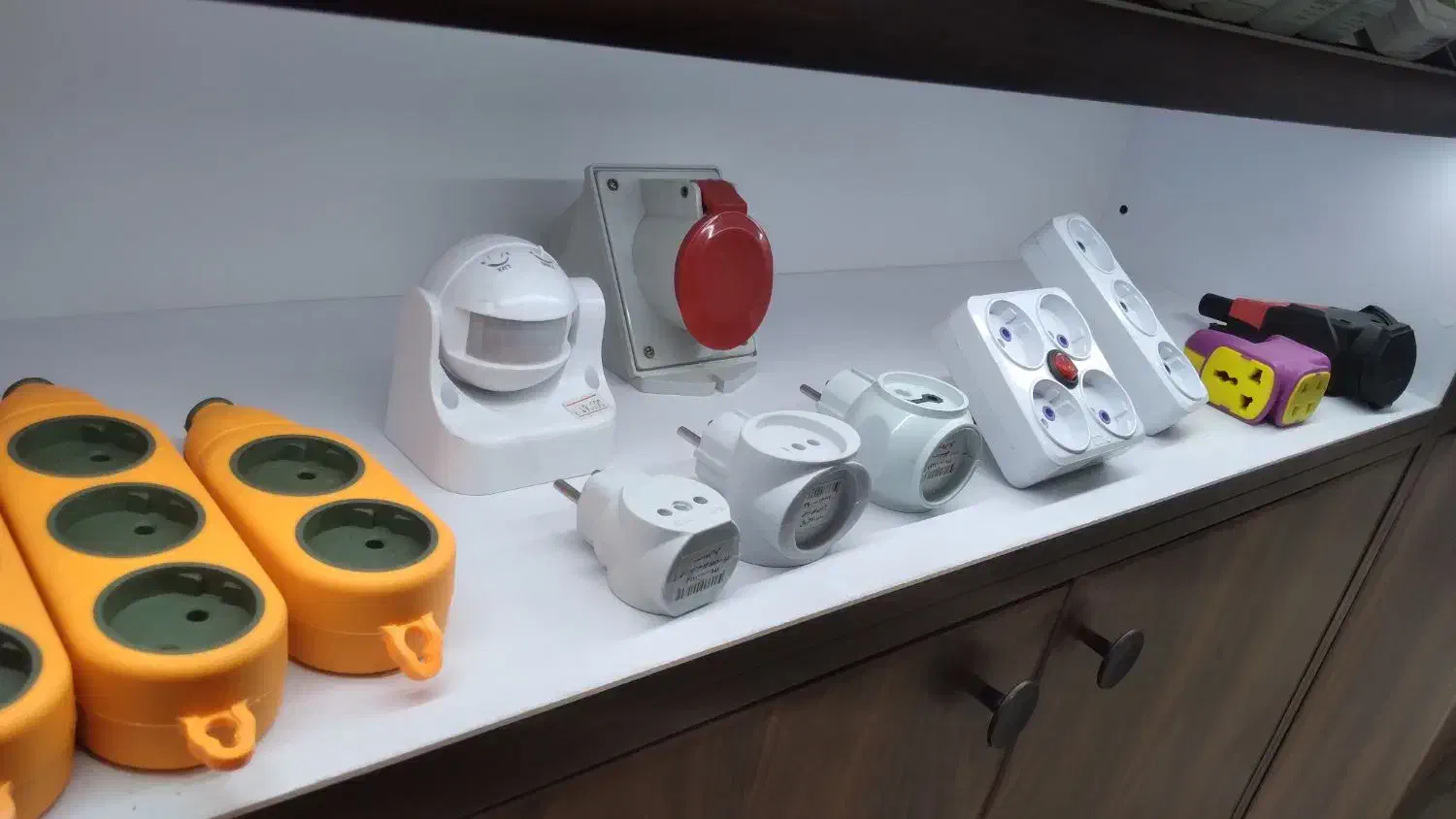 محافظ،محافظ زیر کنتوری،سه راهی و سه راهی بدون سیم|سایر لوازم برقی|قم, چهل درخت|دیوار