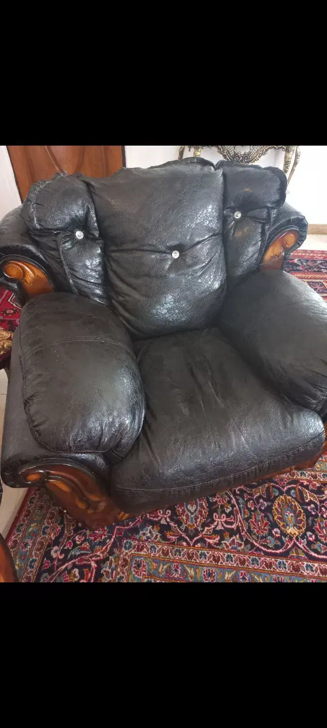 چیدمان خانه  راحتی چرم|مبلمان خانگی و میز عسلی|هشتگرد, فاز ۱ مهستان|دیوار